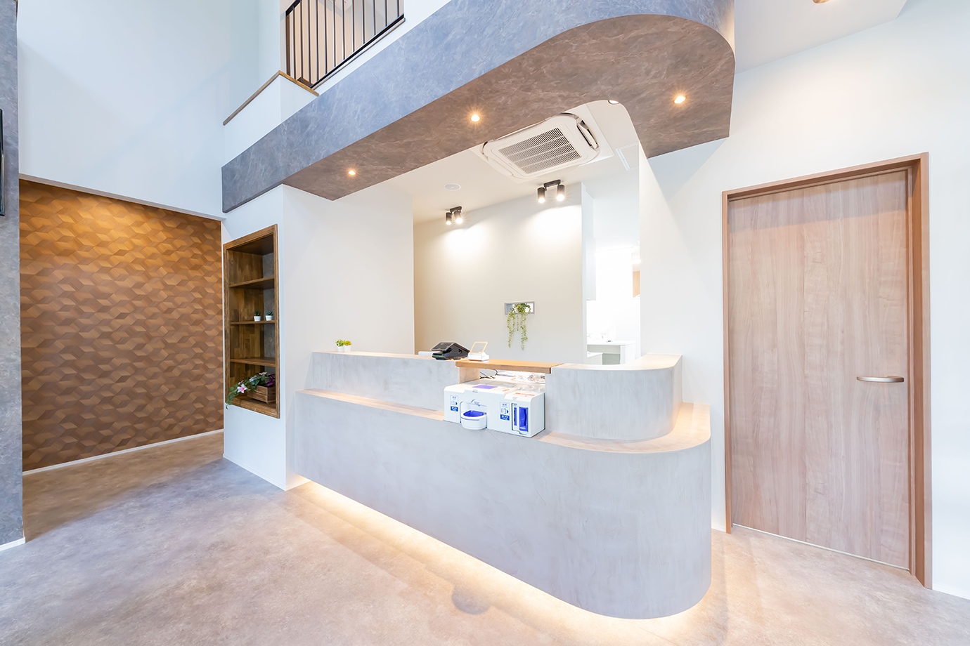 院内紹介サムネイル01_受付